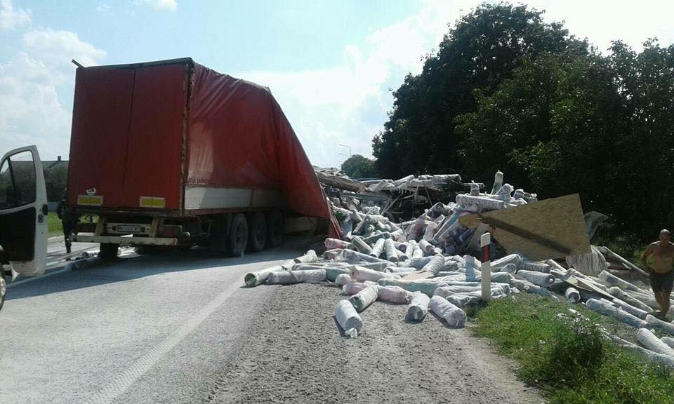 Жахлива ДТП на трасі "Київ-Чоп": унаслідок зіткнення двох вантажівок загинув водій (ФОТО)