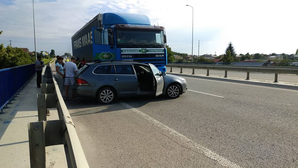 На трасі «Київ-Чоп» вантажівка наїхала на автомобіль (ВІДЕО+ФОТО)