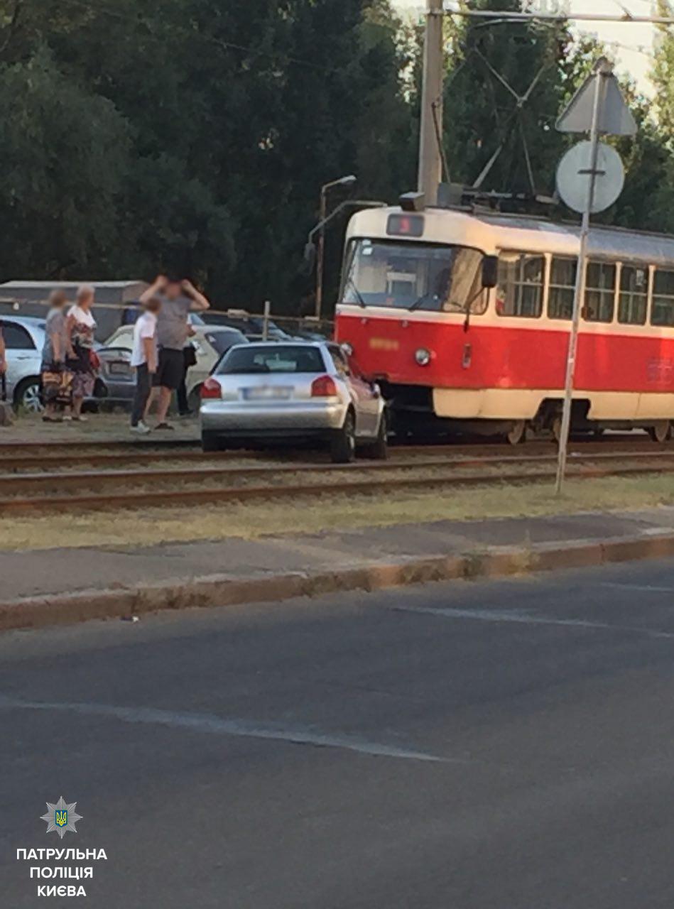 Патрульні затримали водія та пасажира автомобіля, який на великій швидкості збив пішоходів і втік з місця