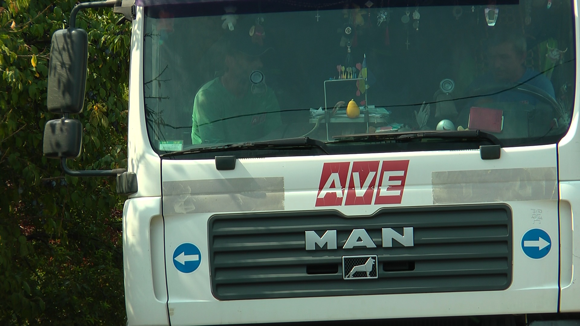 На Мукачівщині чоловік опинився під колесами сміттєвоза (ВІДЕО)