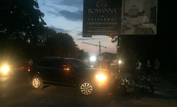 В Ужгороді позашляховик збив байкера на мотоциклі БМВ (ФОТО)