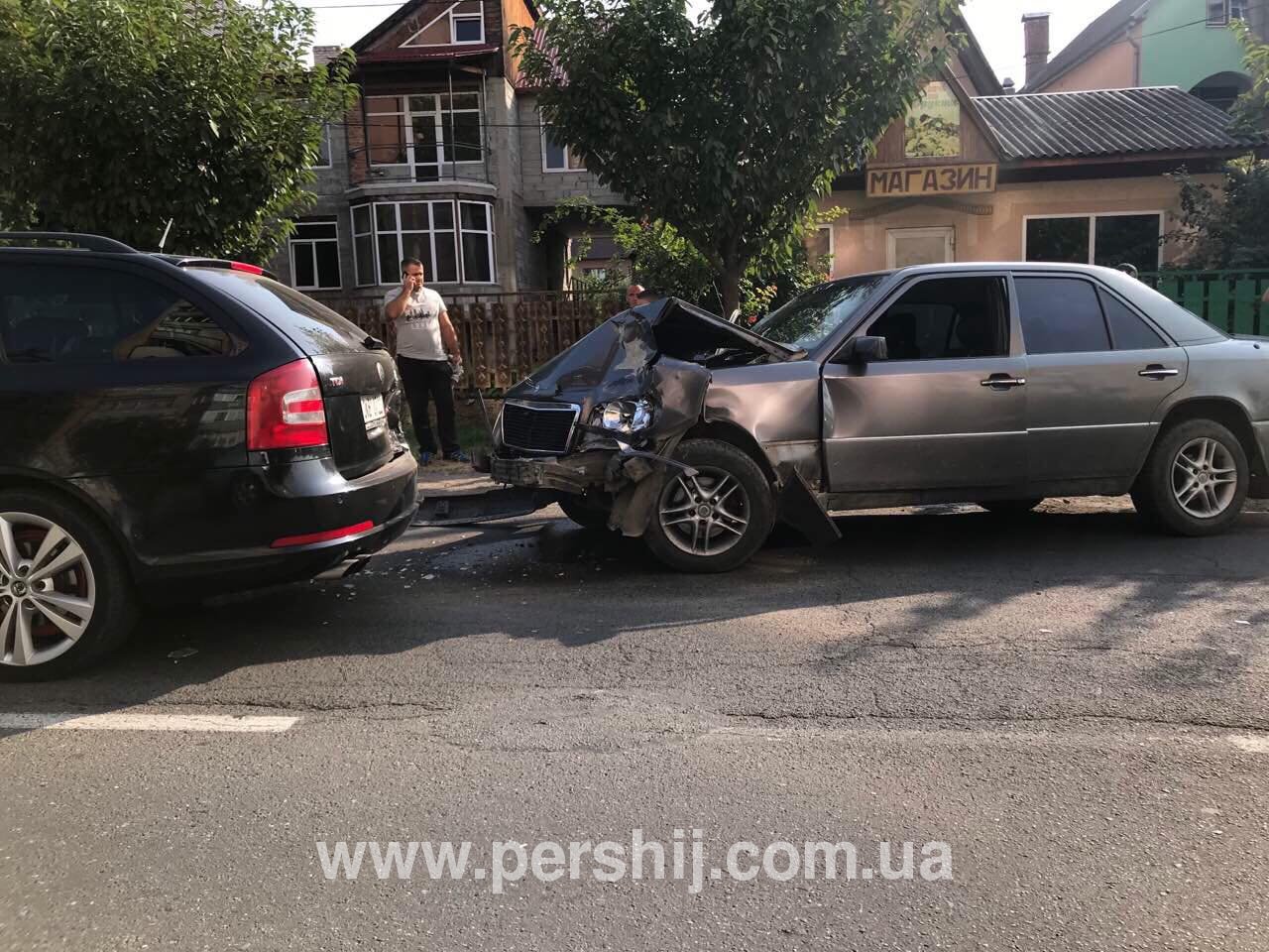 В Мукачеві сталась масштабна ДТП за участі 4 автівок (ФОТО+ВІДЕО) ОНОВЛЕНО