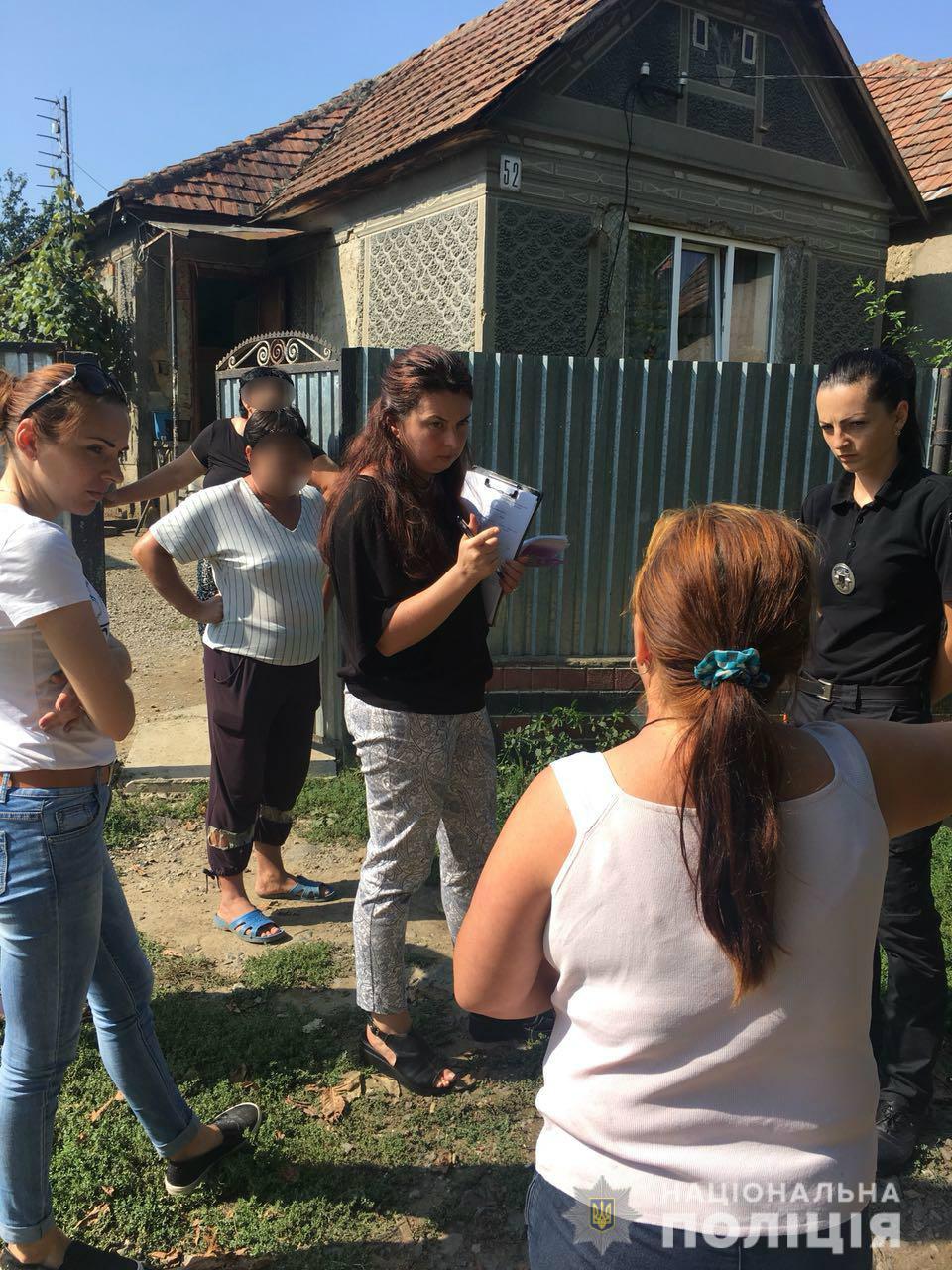 Закарпатські поліцейські взялися за батьків, які не віддали дітей у школу (ФОТО)