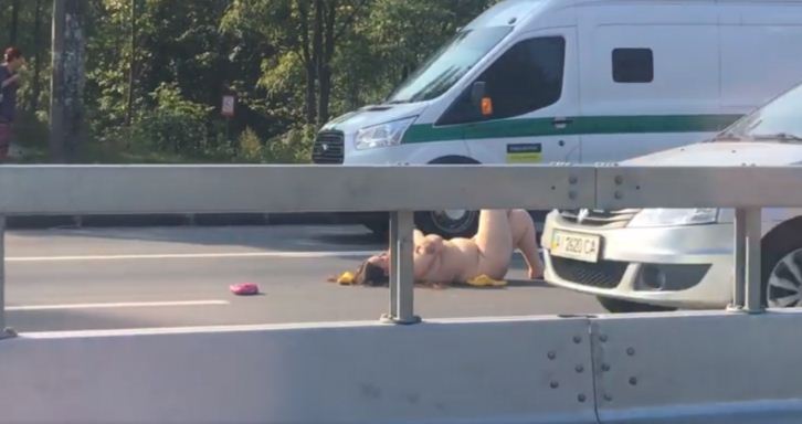 Шукала кохання: у Києві гола панянка паралізувала рух на центральному проспекті (відео)
