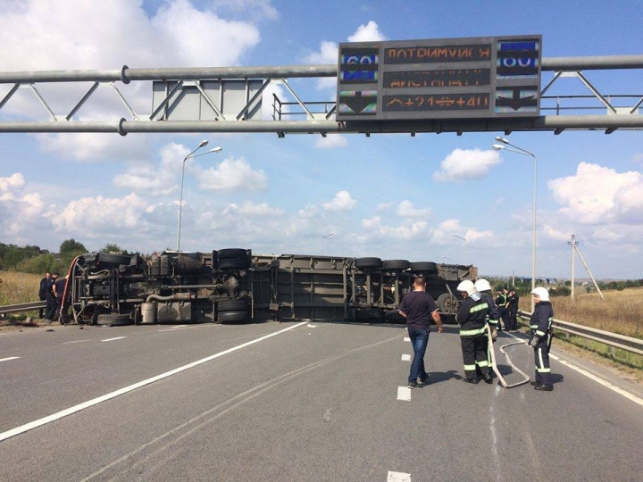 На автодорозі "Київ-Чоп" перекинулась вантажівка (ФОТО)