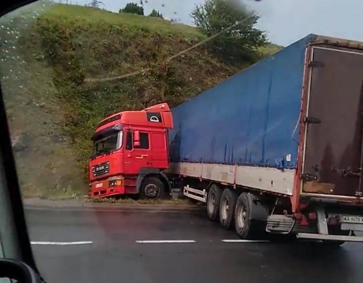 ДТП на трасі Київ-Чоп: вантажівка опинилася у кюветі