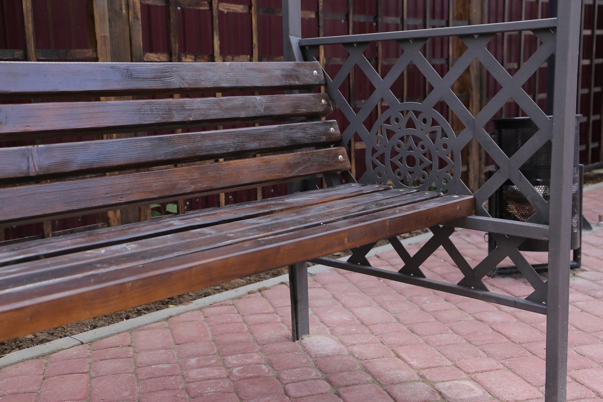 Лавки-перголи, англійська будка та "сонячний" ліхтар: у Мукачеві завершують втілення громадського проекту (ФОТО)