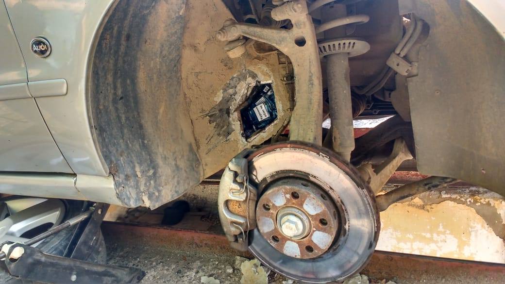 На КПП «Лужанка» чоловік «розміняв» елітне авто на 300 пачок сигарет (фото)