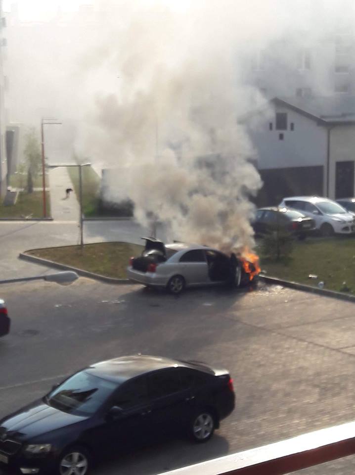 В одному з районів Ужгорода горів автомобіль (ФОТО, ВІДЕО)