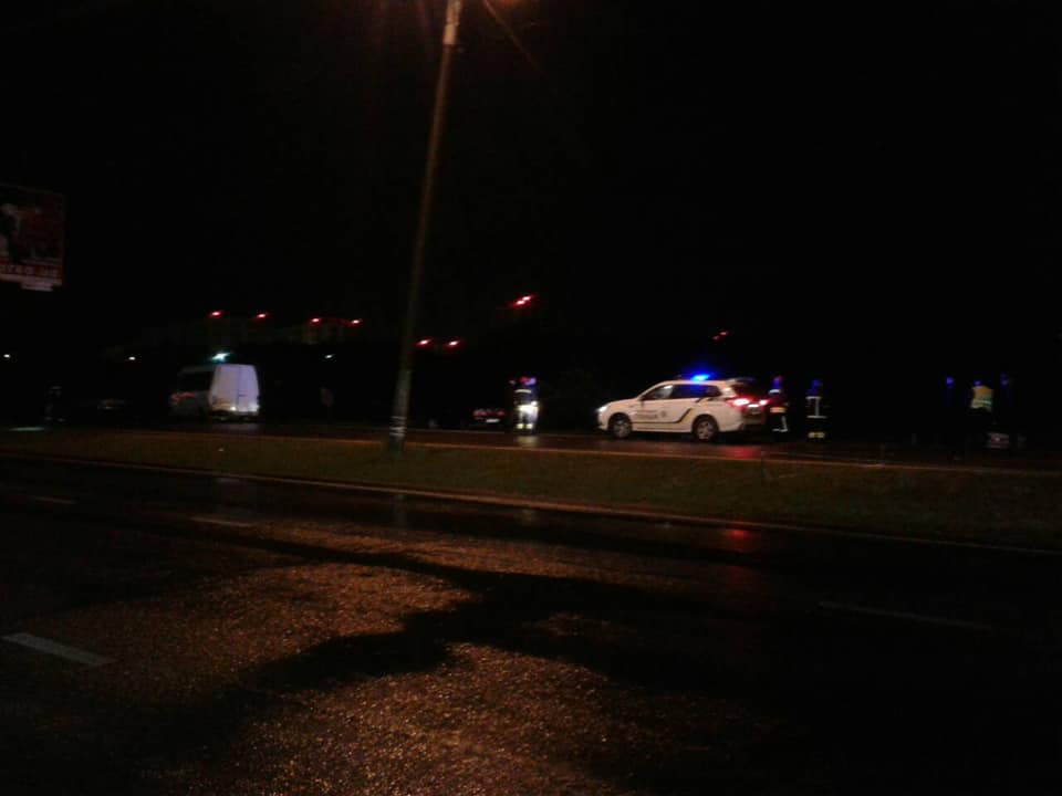 Поблизу Львова BMW врізався у Спринтер з Закарпаття, є загиблі - соцмережі (ФОТО, ВІДЕО)