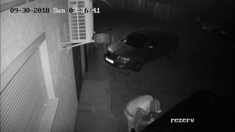 В Ужгороді камера зафіксувала чоловіка, який обікрав авто (ВІДЕО)