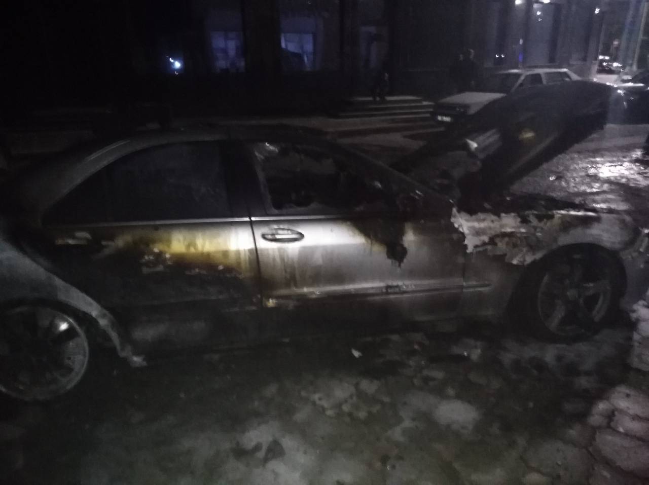 Підпал? В Ужгороді згоріло авто (фото)