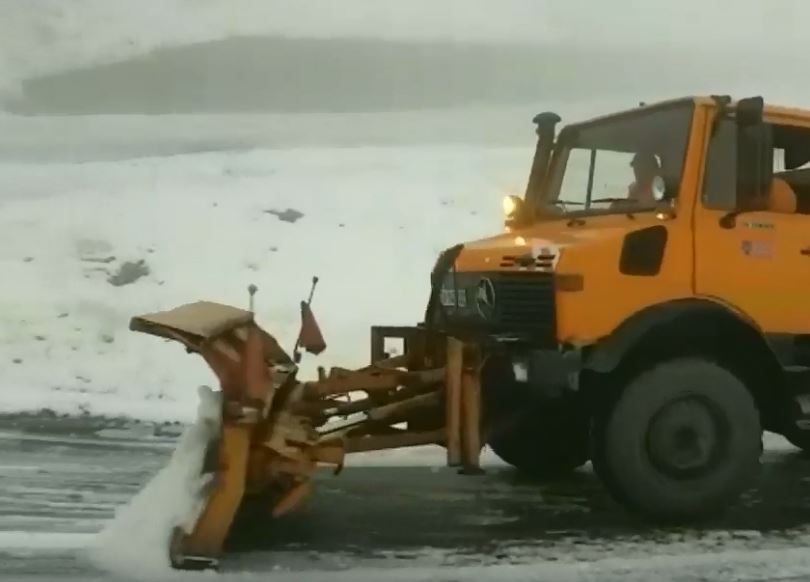 Сусідів Закарпаття замело снігом: дороги розчищає спецтехніка (ВІДЕО)