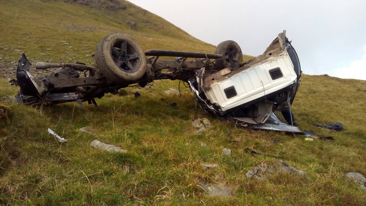 На Рахівщині загинули двоє туристів з Києва: зірвалися на позашляховику в ущелину (ФОТО)