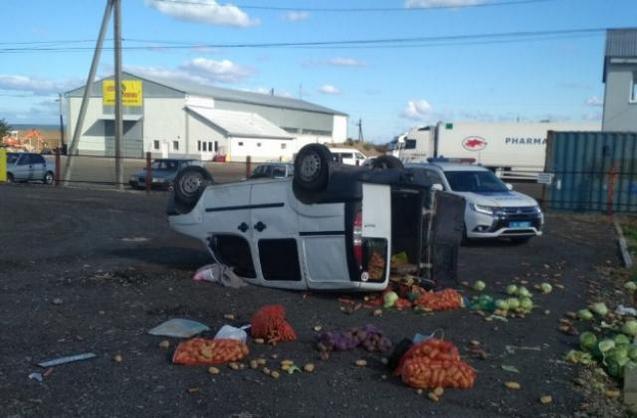ДТП на трасі "Київ-Чоп" поблизу Ужгорода: авто на даху, водія та пасажирку забрала швидка (ФОТО)