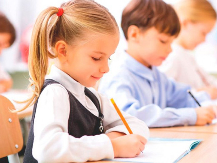 У Хусті вперше за парти сіли 526 хлопчиків та дівчаток