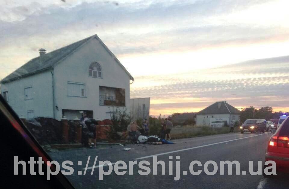 ДТП на трасі Київ-Чоп: мотоцикліст врізався у вантажівку ( ОНОВЛЕНО, фото, відео)