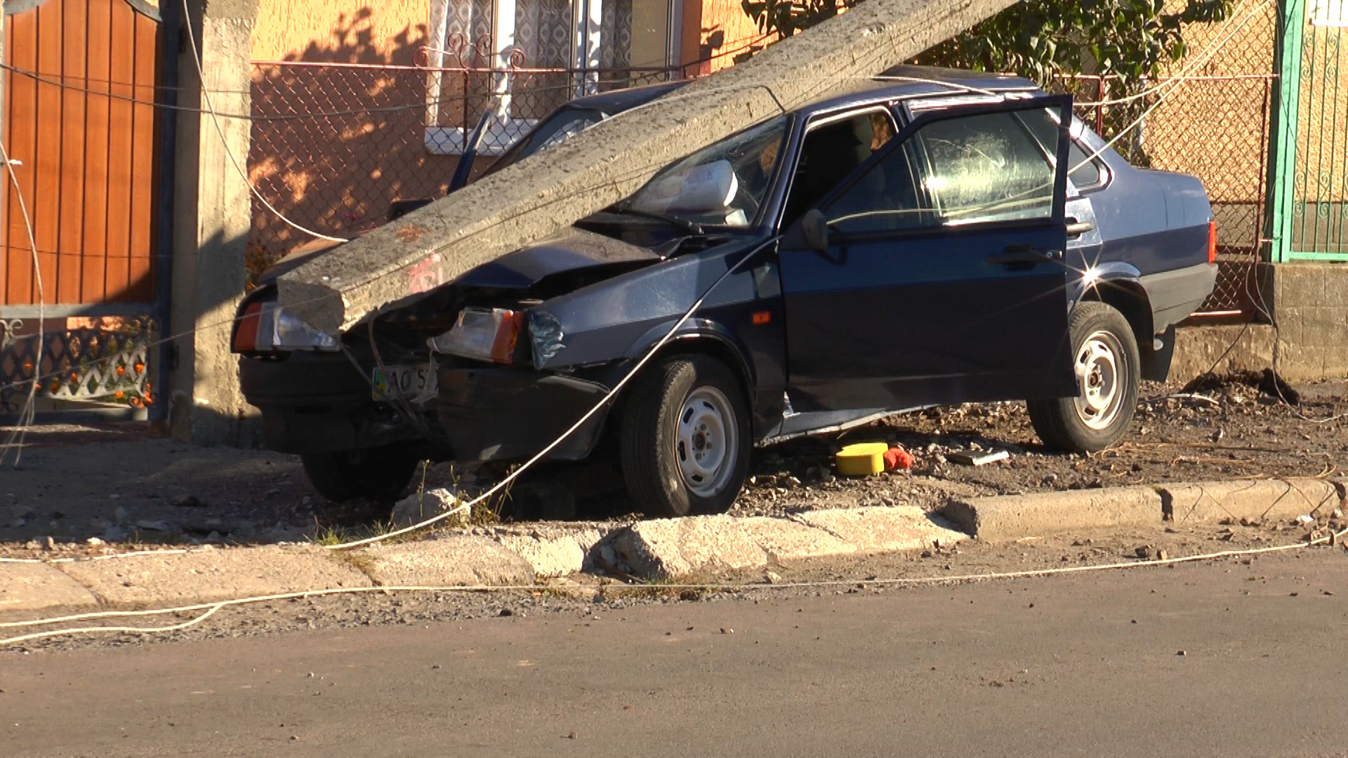 Нетверезий керманич у Мукачеві на швидкості протаранив електричний стовп (ВІДЕО)