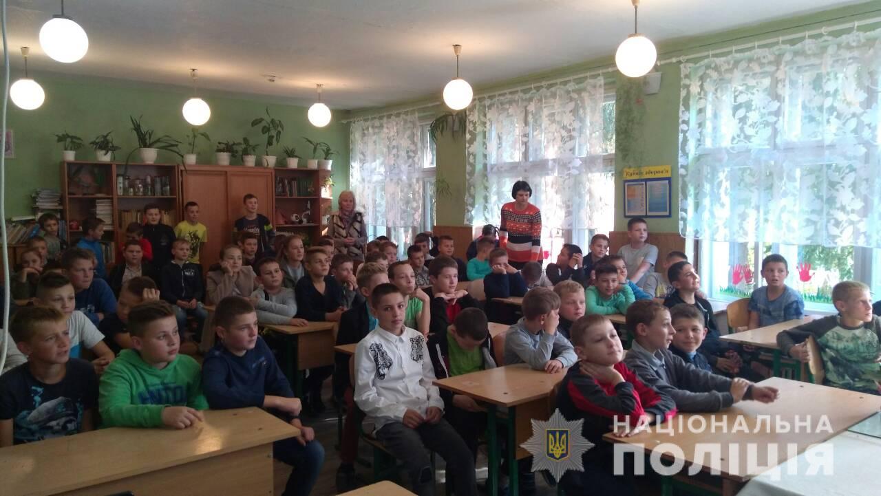 «Ходити у школу без страху»: закарпатські правоохоронці розповідали дітям про булінг