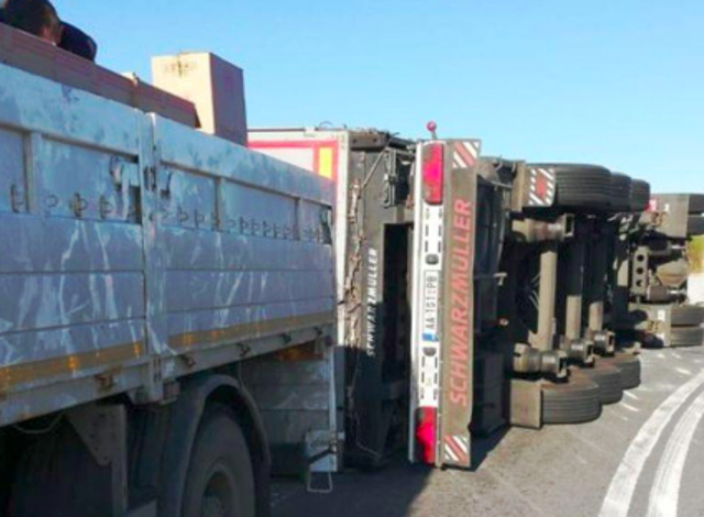 В Румунії перекинулася фура, "нафарширована" контрабандними цигарками з України