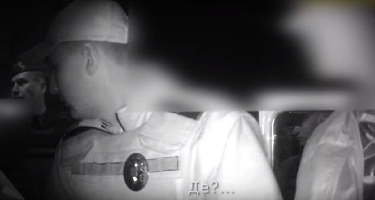 Ужгородські патрульні затримали чоловіка зі зброєю, який неадекватно поводив себе у кафе (ВІДЕО)