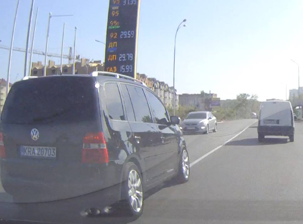 В Ужгороді водій, вилетівши на зустрічну смугу, ледь не скоїв ДТП (ВІДЕО)