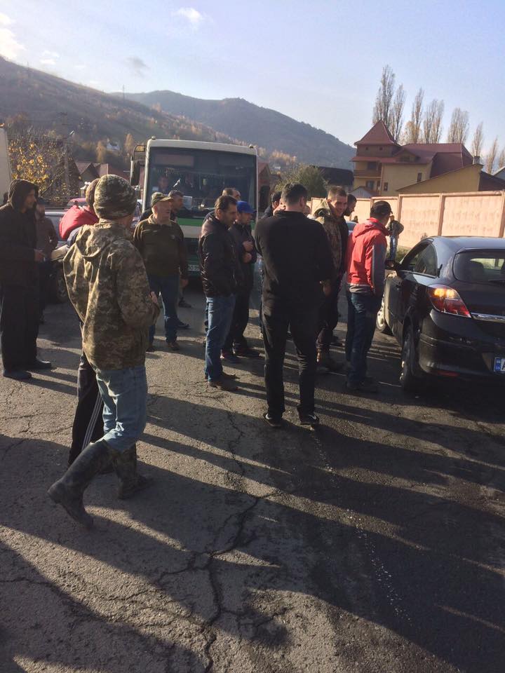 На Закарпатті люди перекрили дорогу "Мукачево-Рогатин" (ФОТО, ВІДЕО)