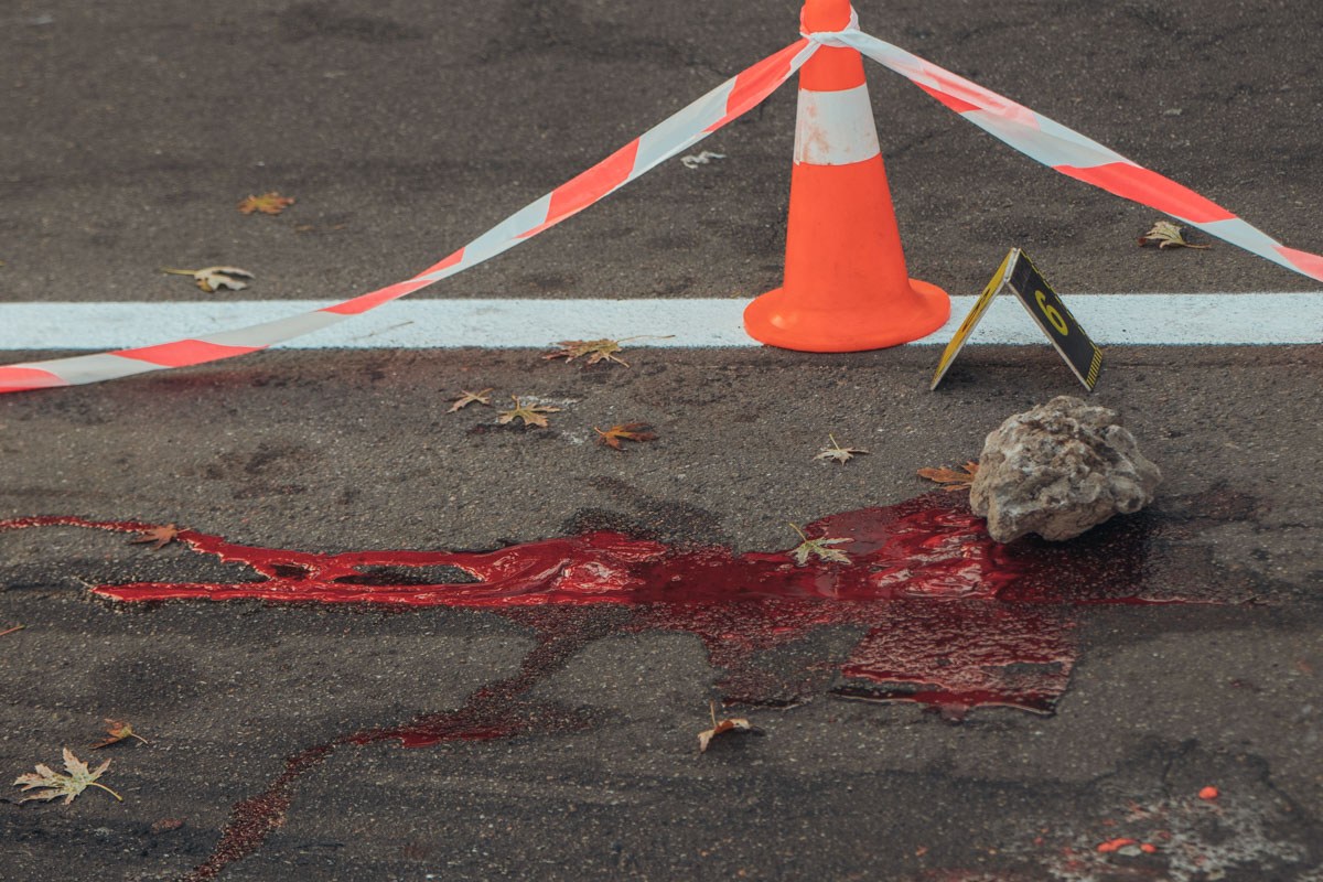 У Києві стікаючого кров’ю чоловіка переїхав автобус (фото, відео)