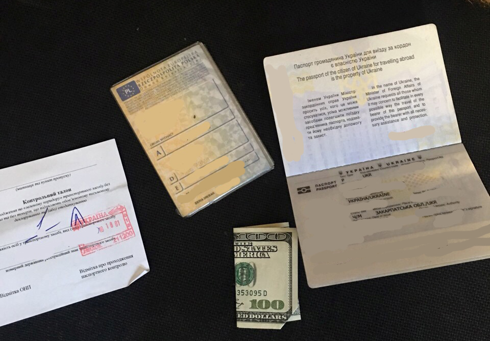 Закарпатський митник відмовився від неправомірної вигоди в розмірі 100 доларів США