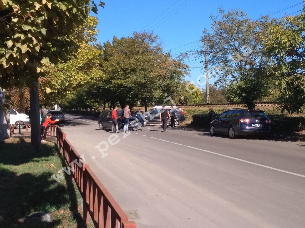 У Мукачеві поруч автостанції сталася ДТП: джип не розминувся з Фольксвагеном (ФОТО)