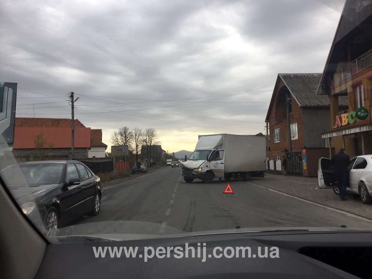 На Закарпатті зіткнулись вантажівка та легкове авто (ФОТО)