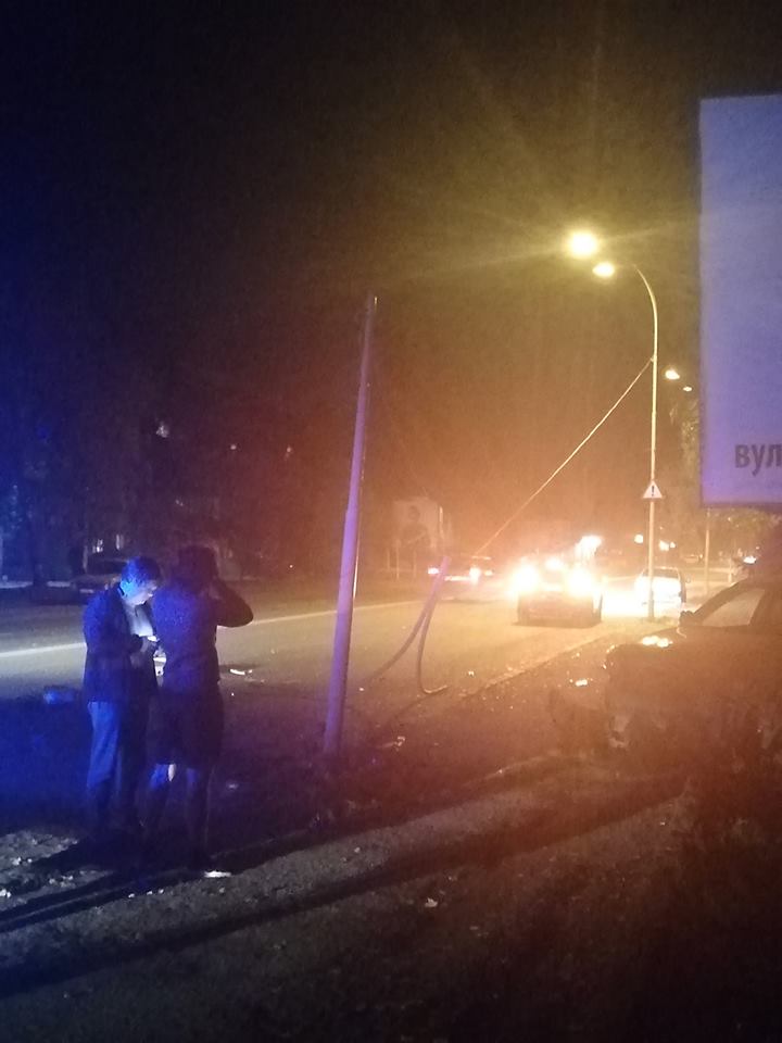 В Ужгороді водій легковика не впорався з керуванням та врізався в електроопору - соцмережі (ФОТО)
