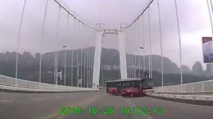 У Китаї, через бійку пасажирки з водієм автобуса, сталася ДТП: 13 загиблих (ВІДЕО)