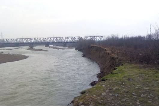 На Тячівщині місцеві жителі не дають відбудувати зруйновану дамбу