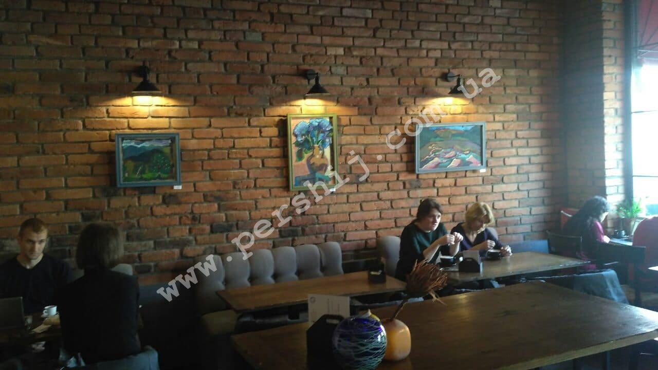 "Колірний акорд" - перша персональна виставка художниці з Тячівщини Яни Магей (ФОТО)