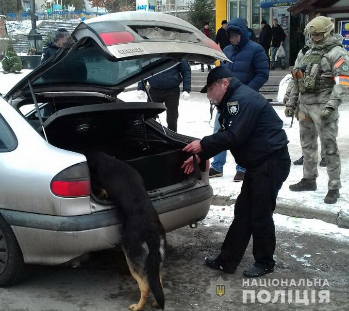 Спецоперація «КОРД»: на Воловеччині вилучили зброю та наркотики (ФОТО)