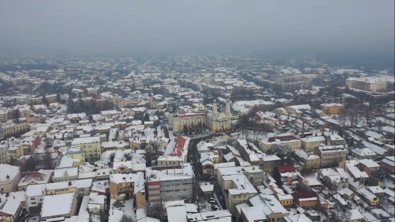 Засніжений Ужгород з висоти пташиного польоту (ВІДЕО)