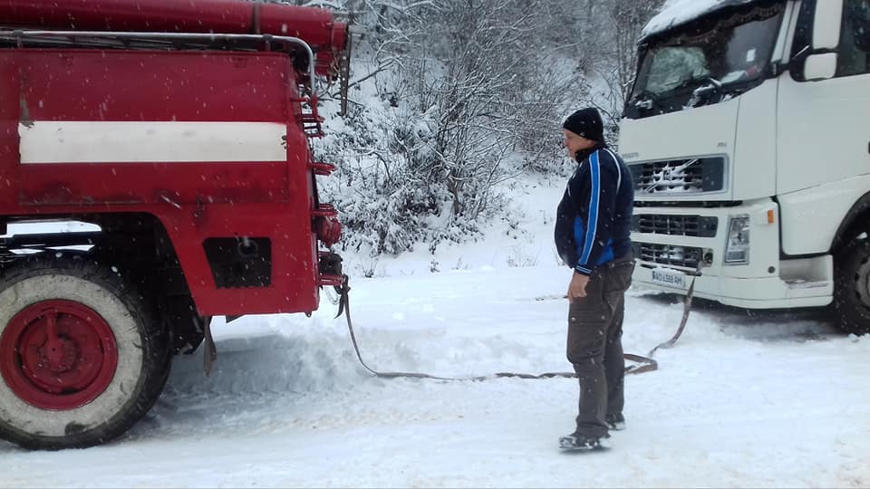 Міжгірські рятувальники витягали вантажівку по засніженій гірській дорозі (ФОТО)