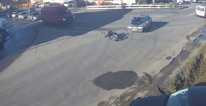 Викинуло на лобове: у мережі показали ДТП за участі мотоцикліста у Виноградові (ВІДЕО)