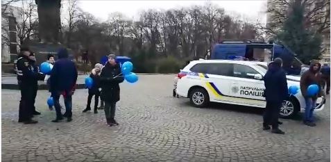 Закарпатські патрульні влаштували святкування перед будівлею ОДА (ВІДЕО)