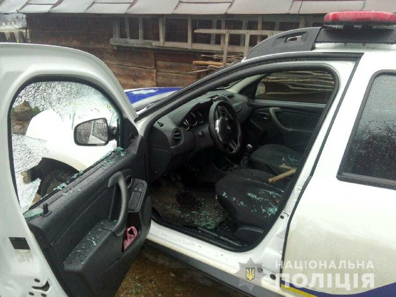 Прикарпатець із сокирою накинувся на поліцейських: трощив авто, бив та намагався відібрати зброю в інспекторки (ФОТО, ВІДЕО)