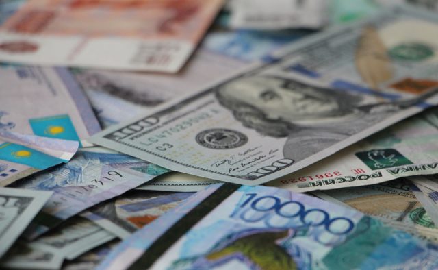 Опублікований новий курс валют Нацбанку: долар продовжує дешевшати