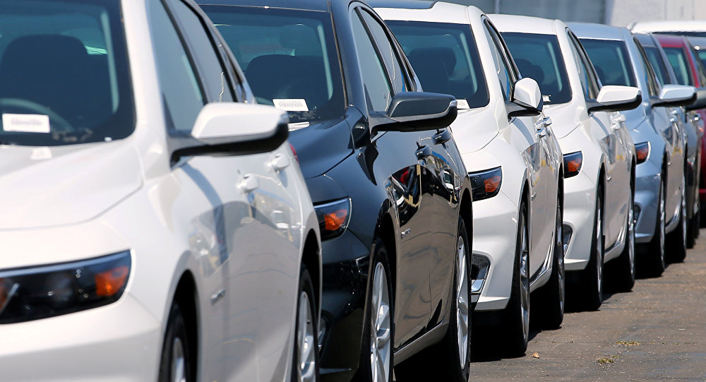 Майже дві сотні автівок щодня: закарпаські водії масово розмитнюють "євробляхи"