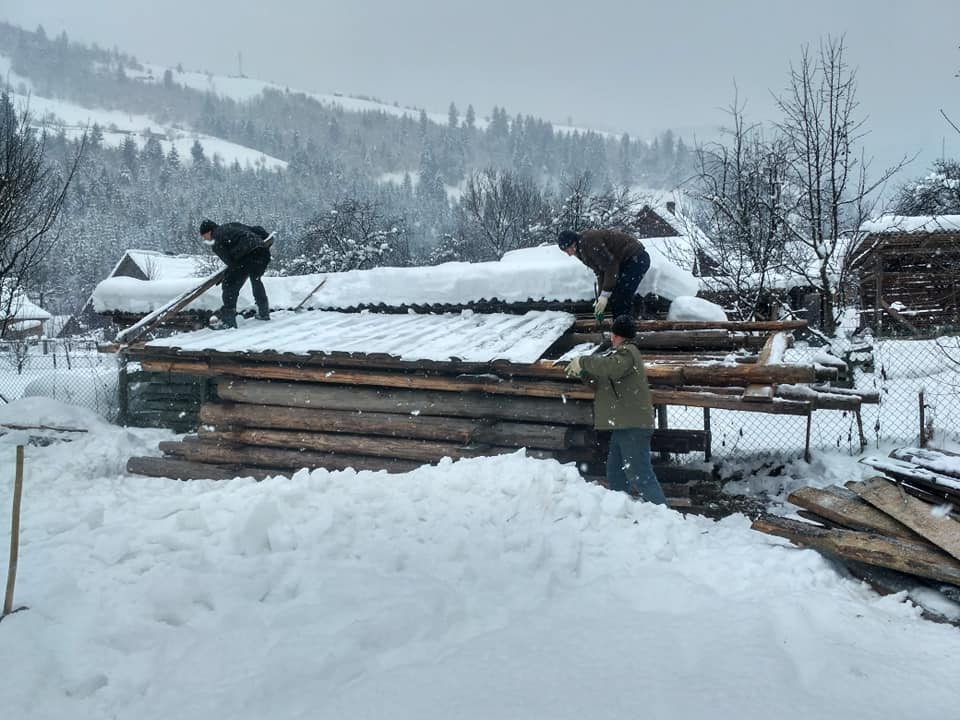 Мешканці закарпатського села Богдан самотужки встановлюють вуличне освітлення (фото)