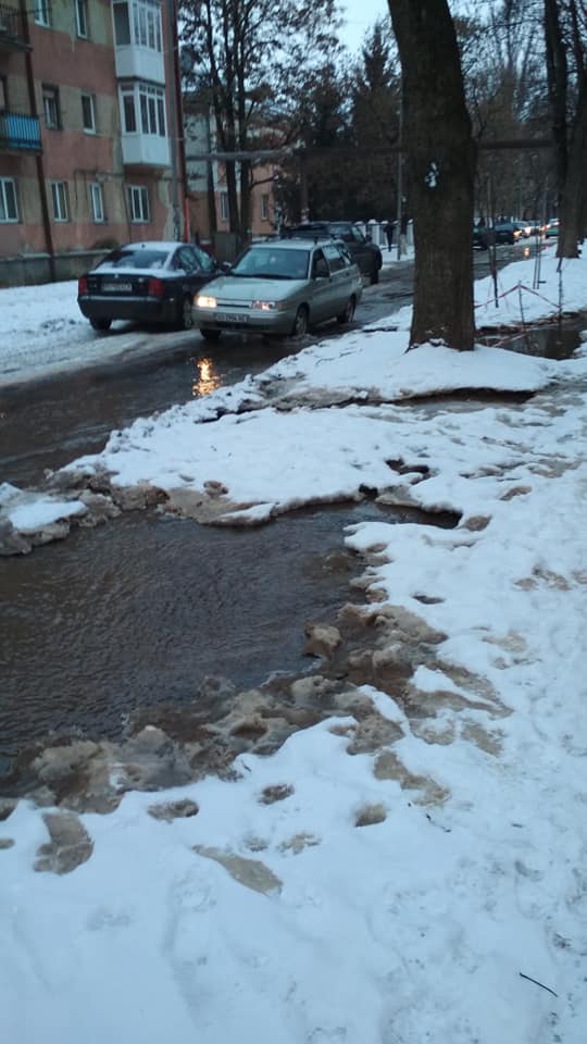 В Ужгороді затопило вулицю Одеську - соцмережі (ФОТО)
