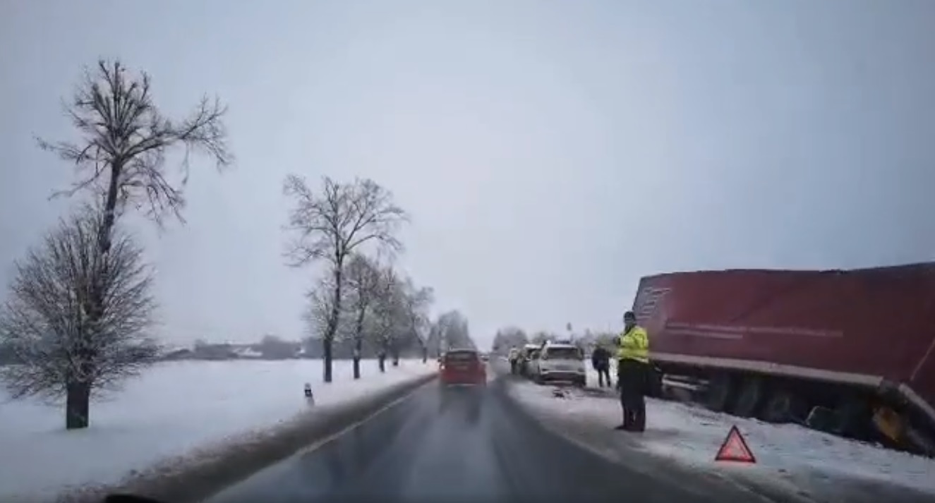 У Словаччині перекинулась фура Закарпатської компанії (ВІДЕО)