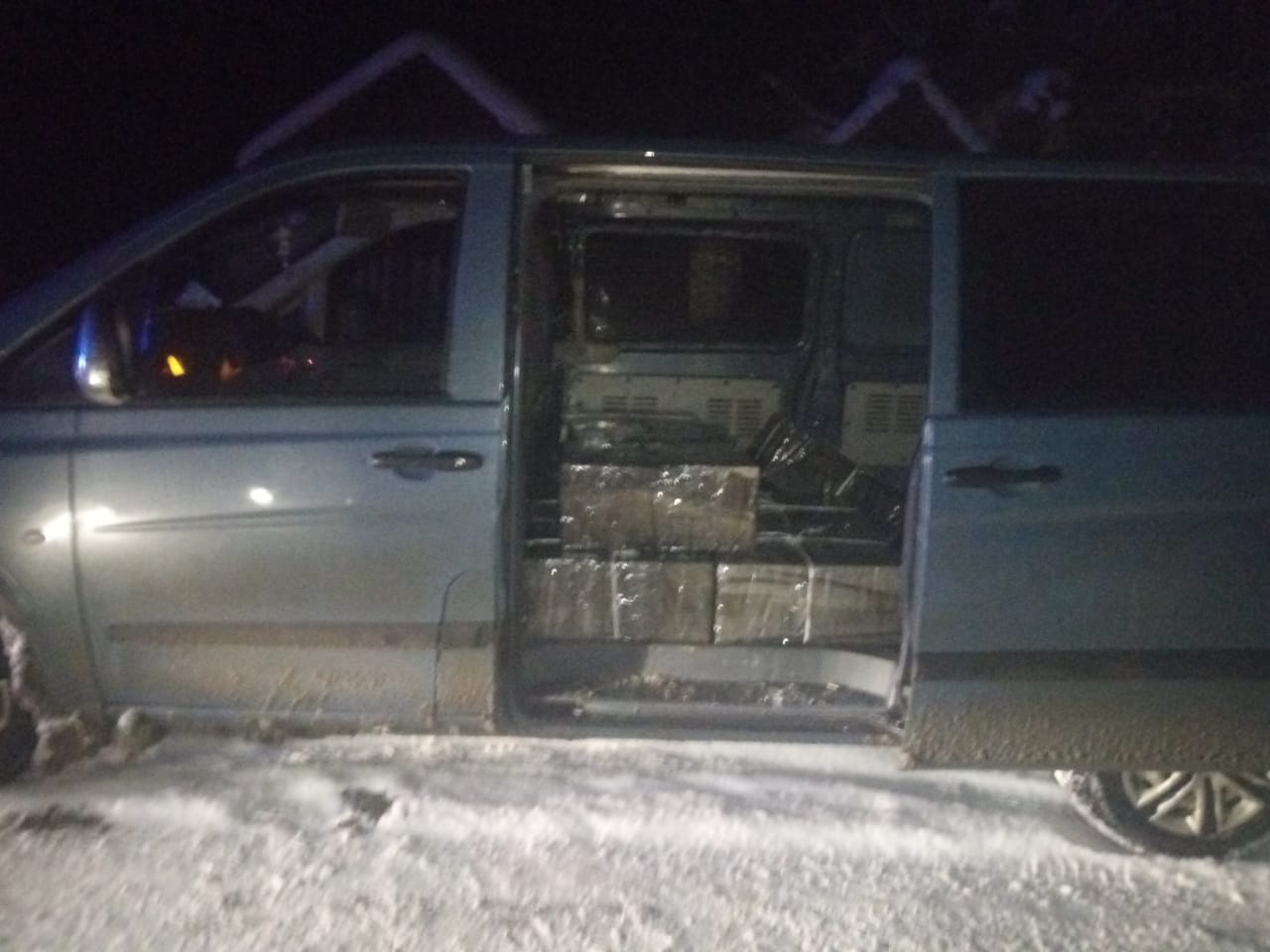 На Закарпатті контрабандисти помітивши прикордонників, втекли та сховались залишивши мікроавтобус з партією цигарок (ФОТО)