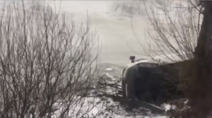 Стан доріг спровокував чергову ДТП на Закарпатті: мікроавтобус опинився у канаві (ВІДЕО)