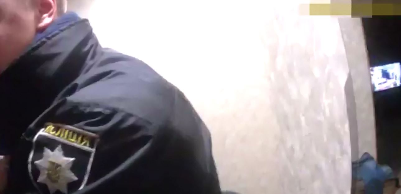 Поліцейські показали, як визволяли ув’язнену дівчину в Ужгороді (ВІДЕО)