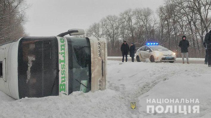 На трасі перекинувся пасажирський автобус «Київ-Москва» (ФОТО)